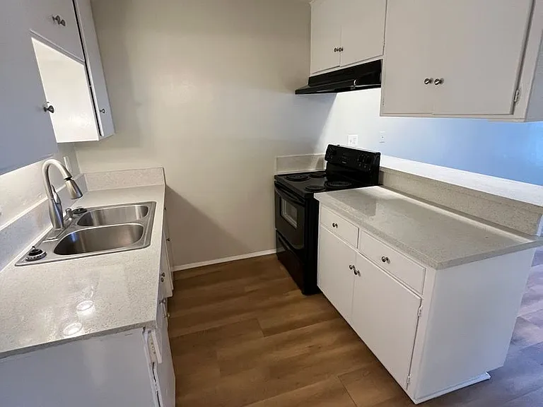 STUNNING APARTMENT! GREAT LOCATION! POOL PROPERTY — Photo 15