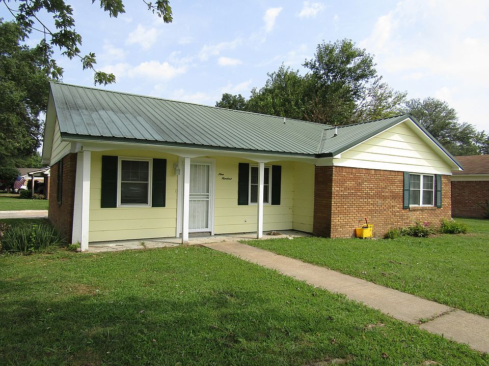 1st image of 900 Hickory Ln