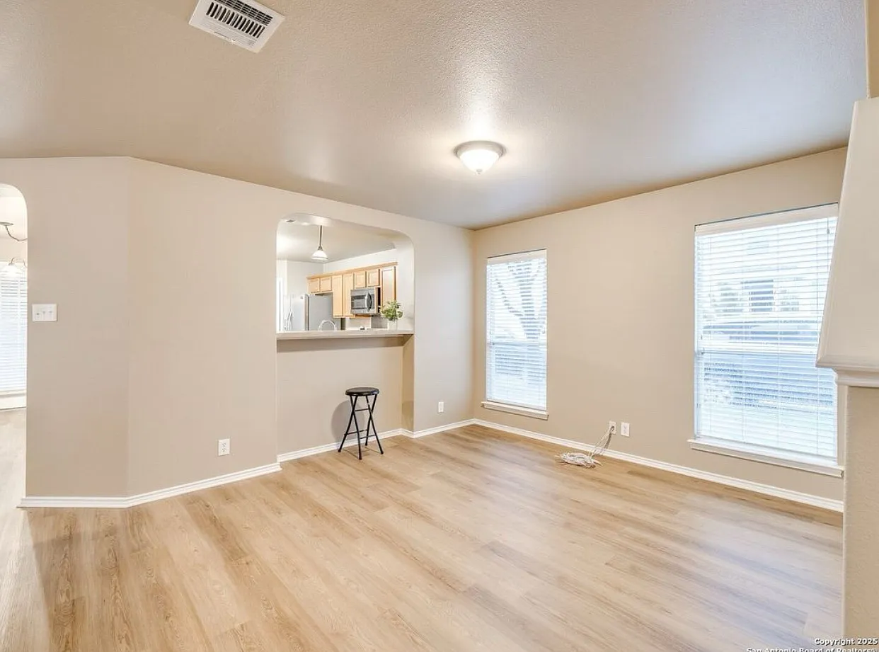 3 bed, 2.5 bath, 1960 sqft, $2,100 — Photo 4