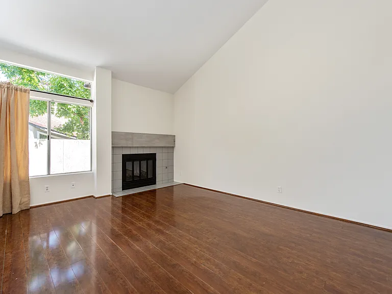 105 Stanford Ct — Photo 3