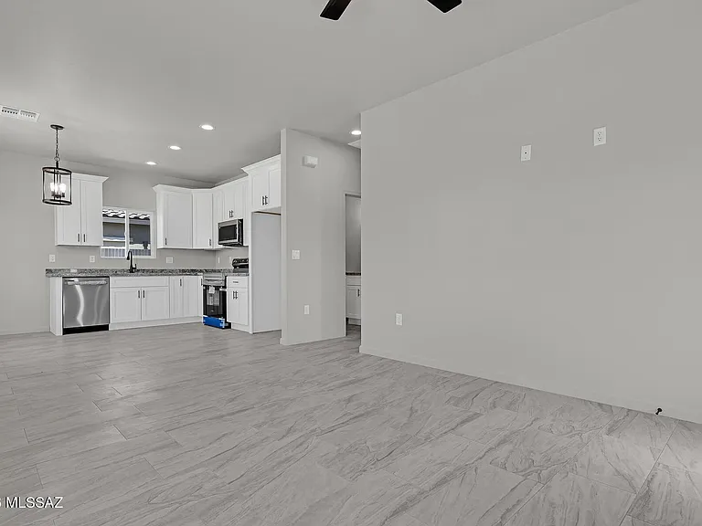 402 W Columbia St — Photo 16