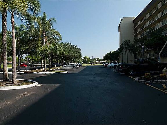 4th image of 3100 W Rolling Hills Cir APT 704