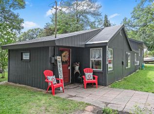 15226 2nd St, Spring Lake, MI 49456