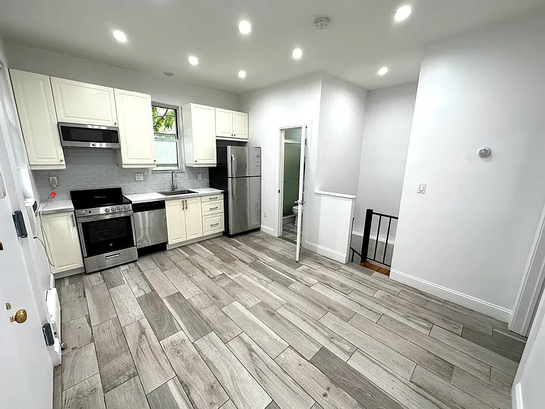 320 E 6th St #CH — Photo 1