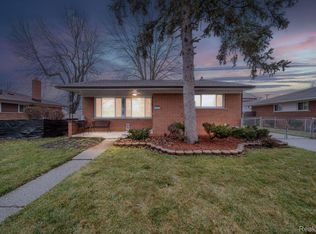 20900 Suffolk St, Clinton Township, MI 48035