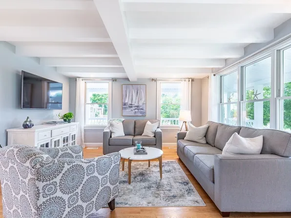 6 72nd St, Newburyport, MA 01950