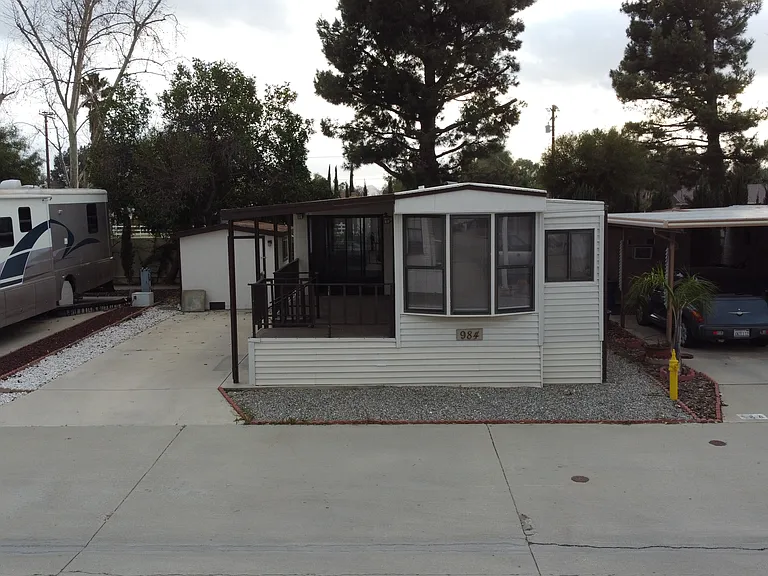984 Acorn Dr — Photo 2