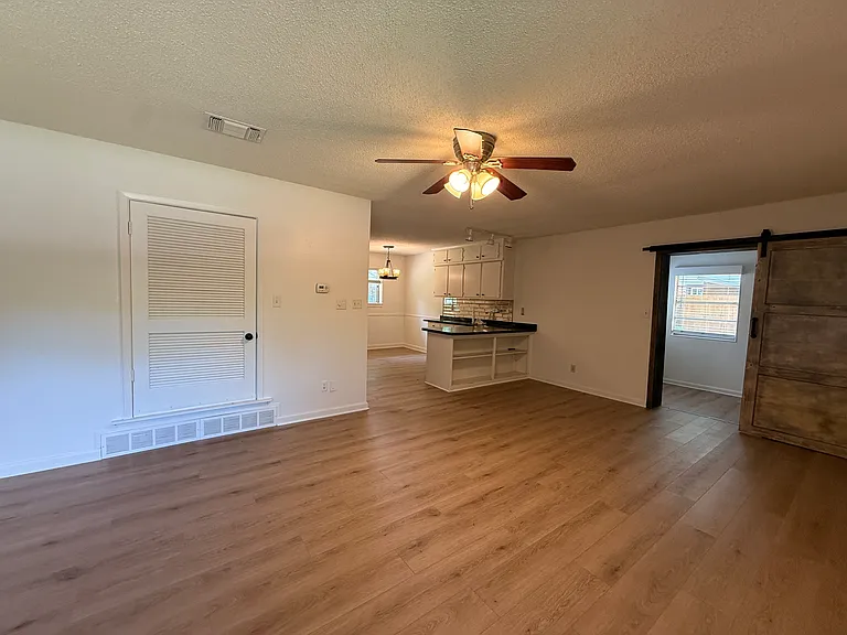114 E Rentz St — Photo 3