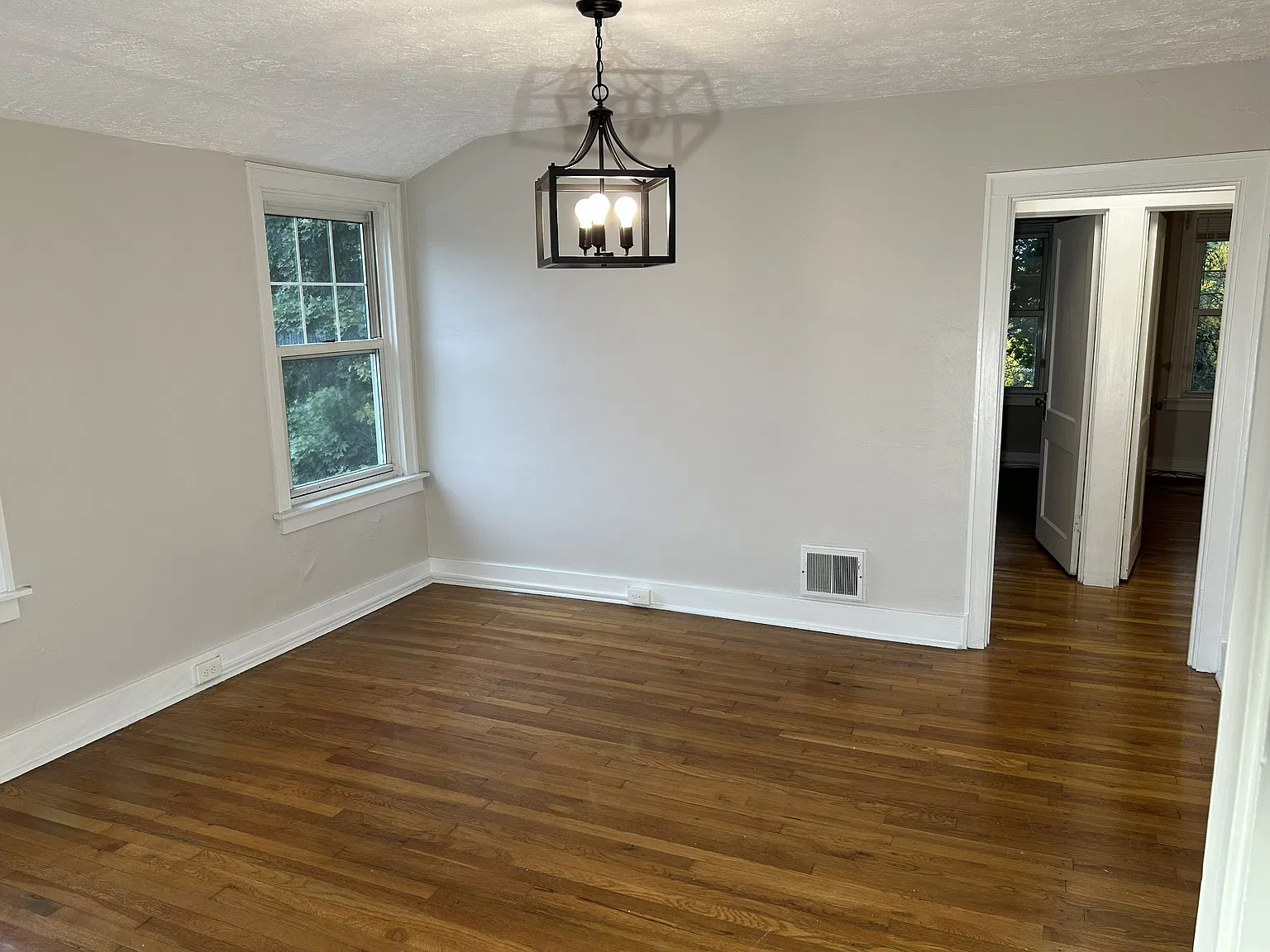 2 bed, 1100 sqft, $975 — Photo 2