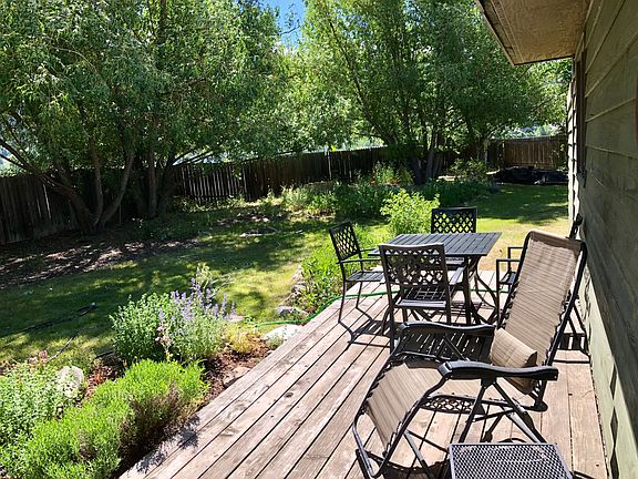 Fenced in yard and deck on bike path. Come with lawn furniture.