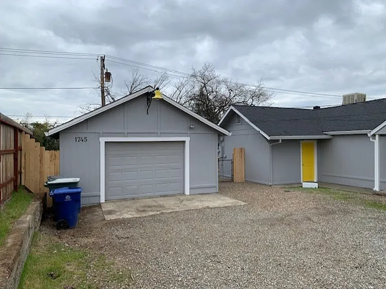 1745 Pleasant St — Photo 17