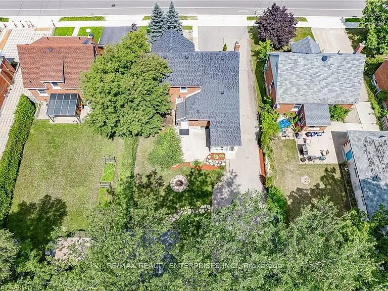 557 Stirling Ave S #MAIN — Photo 4