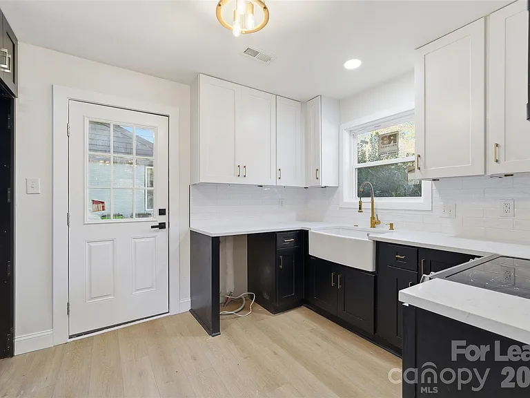 1320 Anderson St — Photo 6