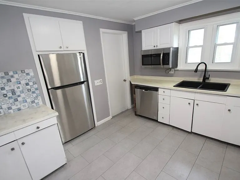 569 Washington Ave — Photo 5