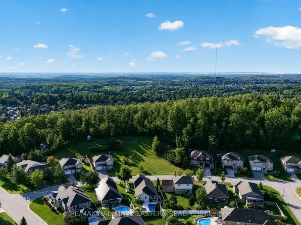 406 Country Ln, Selwyn, ON K9L 2A8