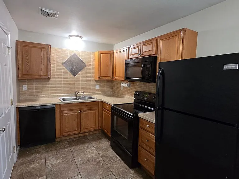 2416 W Rita St — Photo 2