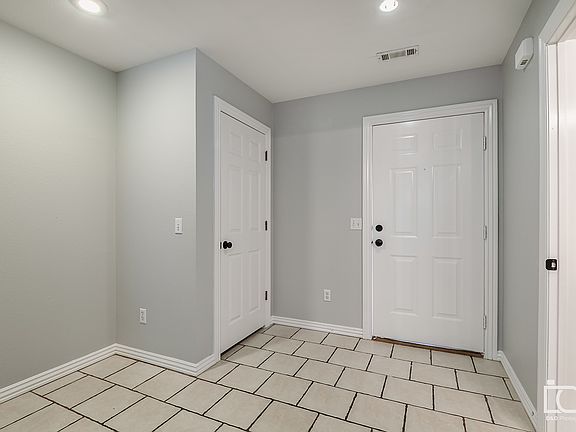 5th image of 826 W Peachtree Dr