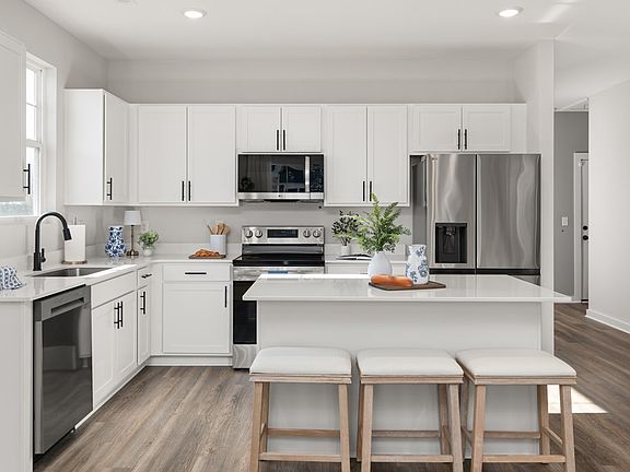 4th image of 11 Stoneview Dr