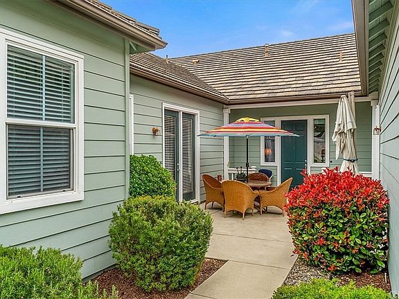3rd image of 213 Silver Oak Dr