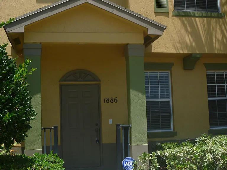 1886 SE Interlachen Dr — Photo 1