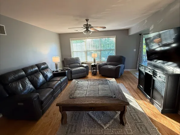 938 Veterans Ln, Crown Point, IN 46307