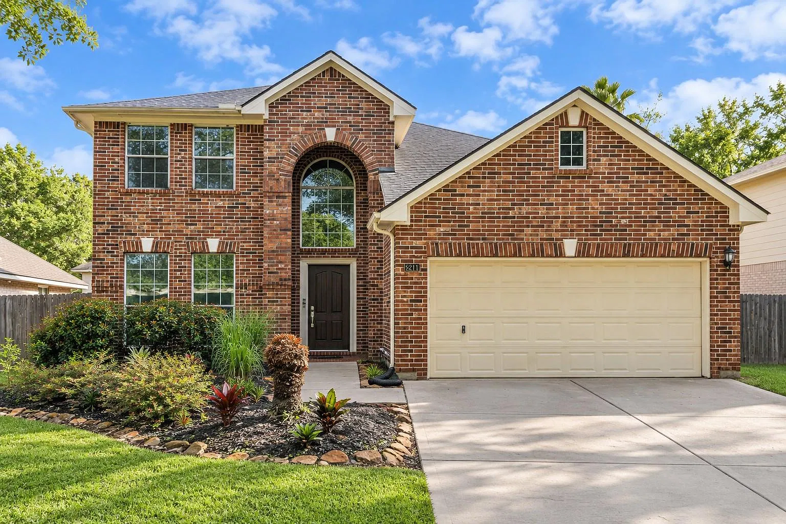 4 bed, 2.5 bath, 2580 sqft, $2,600 — Photo 1