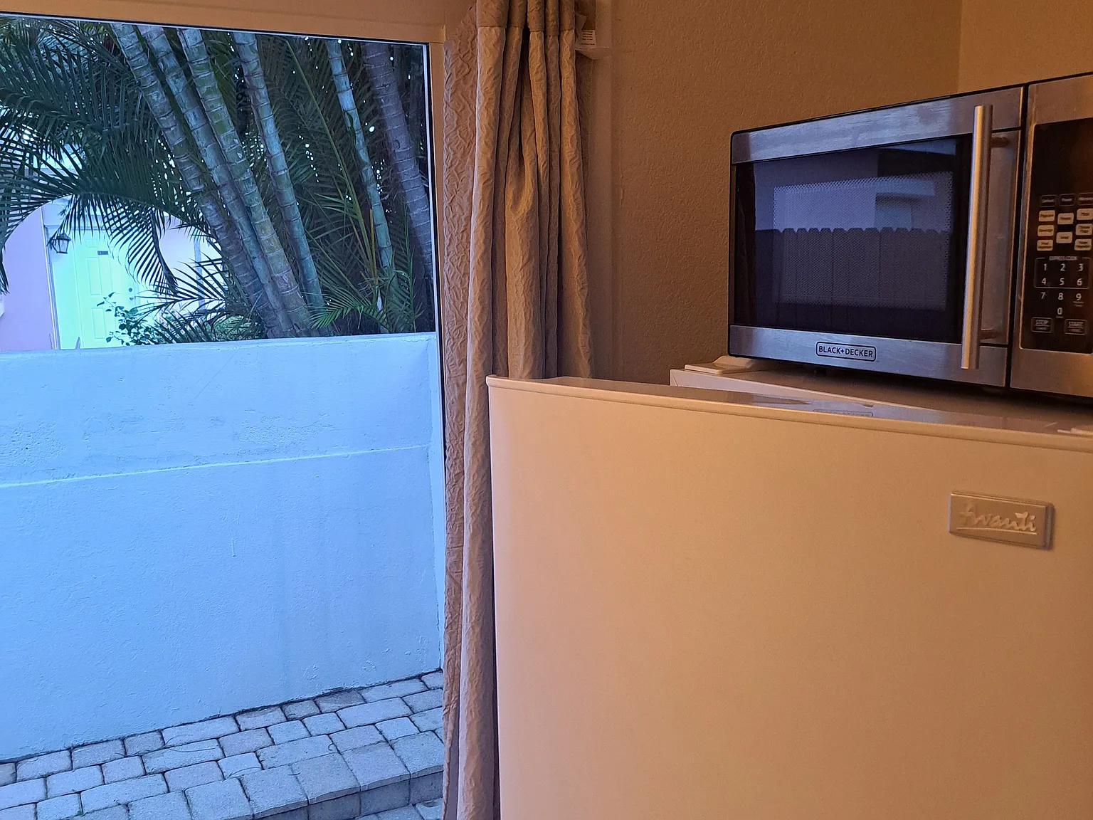 Studio, 550 sqft, $1,275 — Photo 2