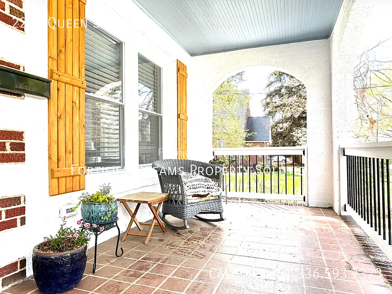 2240 Queen St — Photo 23