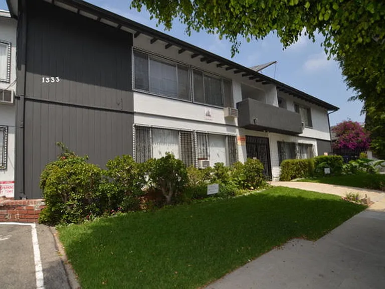 Stanley Gardens Apts - Spacious, Bright and Beatiful One Bedroom! CALL NOW! — Photo 1