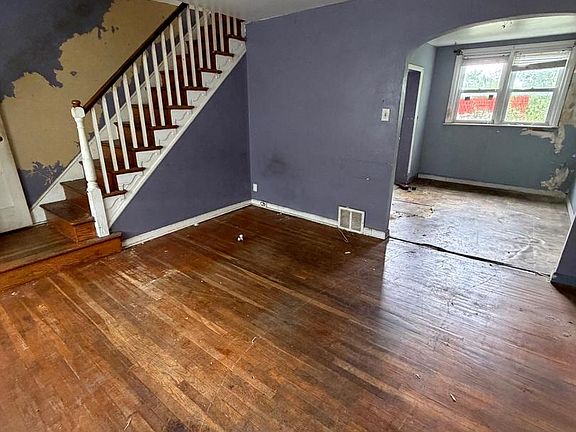 4th image of 652 E Annsbury St