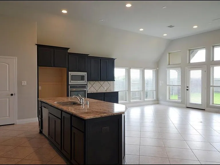 3323 Chandler Hollow Ln — Photo 11