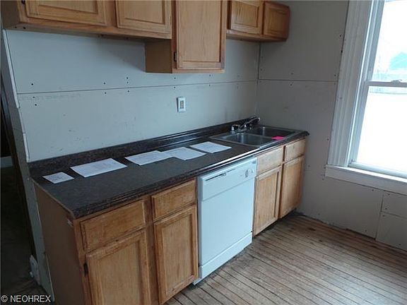 2nd image of 2036 Newton St