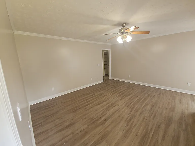 5727 Lexington Dr — Photo 18