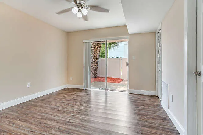 Chateau Apartments — Photo 45