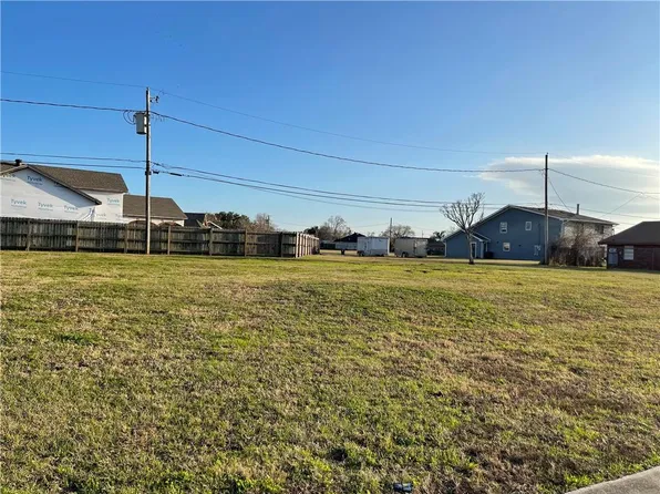 2431 Jamie Ct, Violet, LA 70092