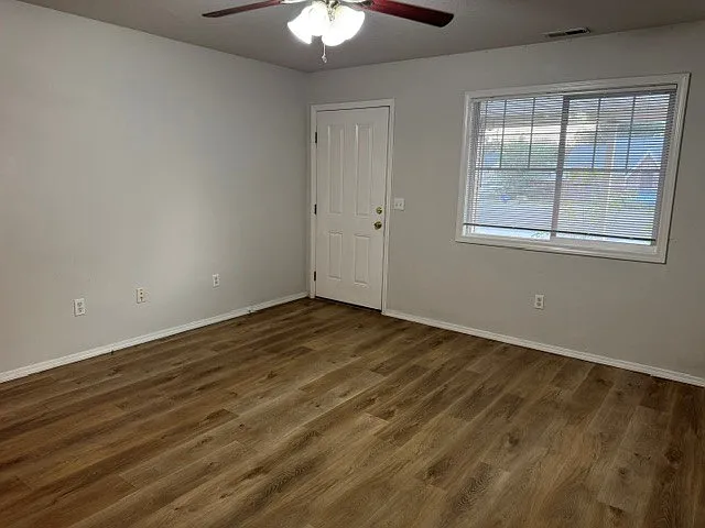 320 S Holly St — Photo 2