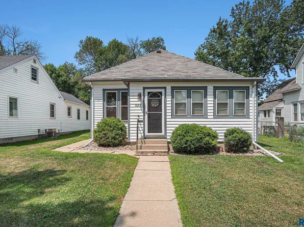 523 N Cedar St, Luverne, MN 56156