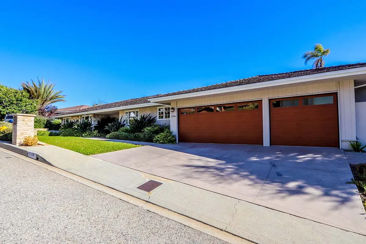 Building Photo - 1156 Las Pulgas Pl