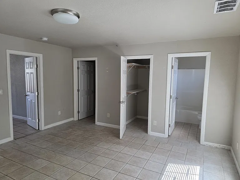 LARGE MASTER BEDROOM