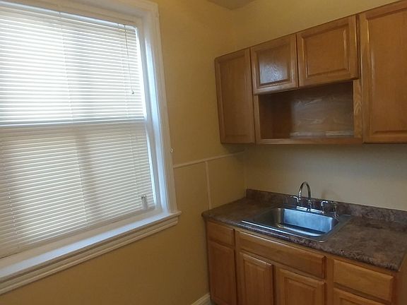 3rd image of 6237 N Woodstock St