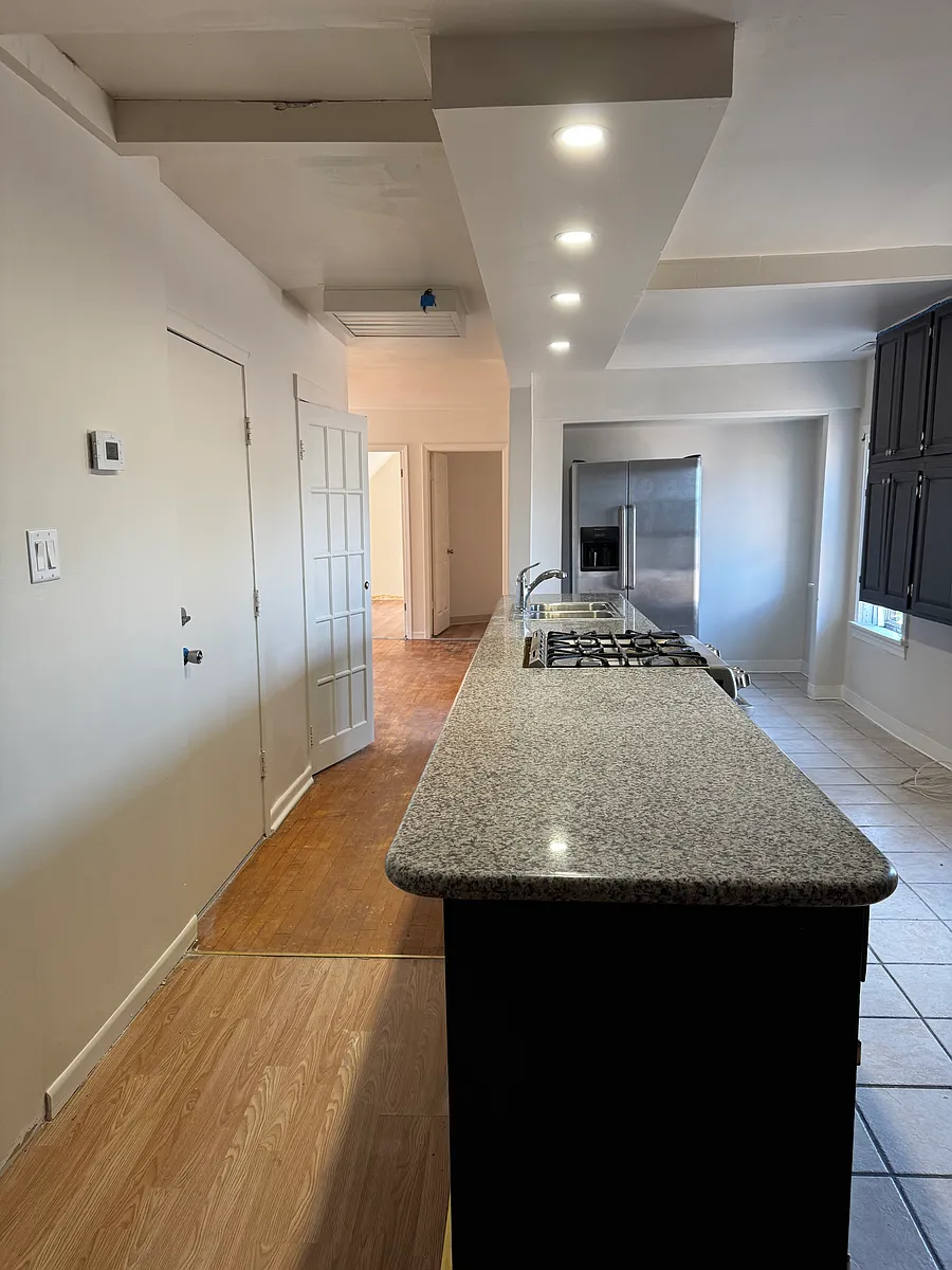 kitchen - 2921 N Spaulding Ave #3