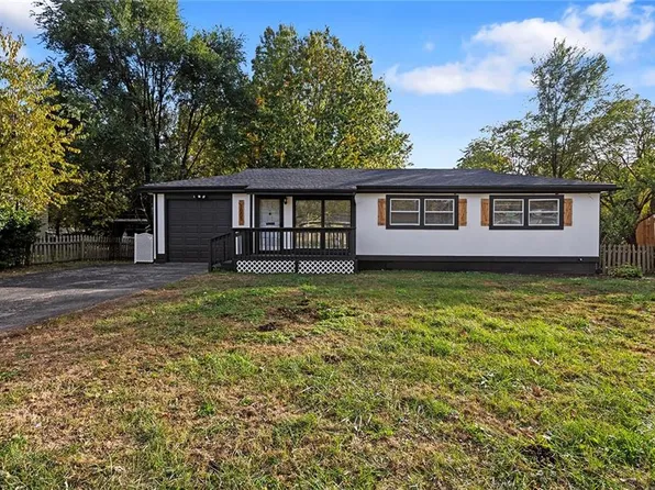 1005 NE 62nd St, Kansas City, MO 64118