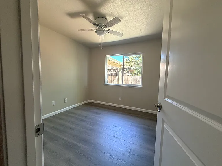 1st bedroom.
