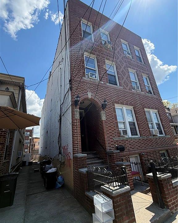 2nd image of 2135 E 13th St