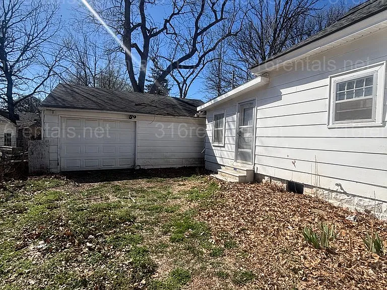 511 W Locust Ave — Photo 2
