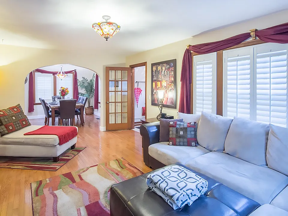 1101 E Lakeside Ave