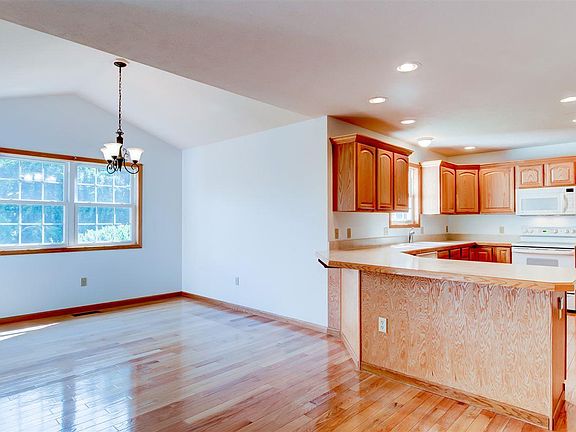 3rd image of 3887 Stoneridge Dr