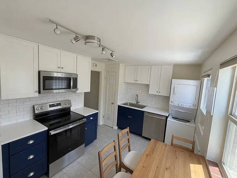 1017 E Columbia St — Photo 10