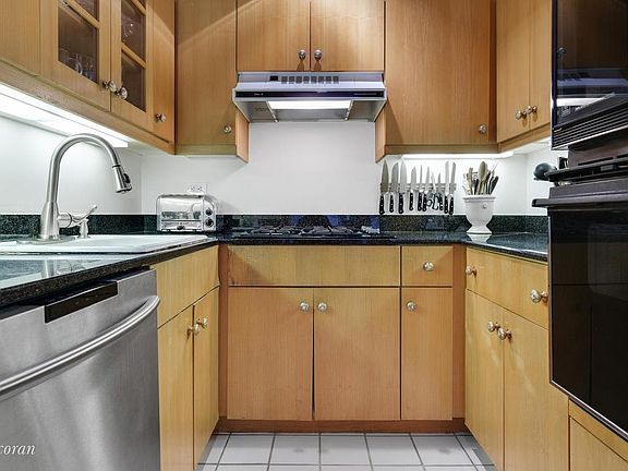 4th image of 160 W 66th St APT 44G