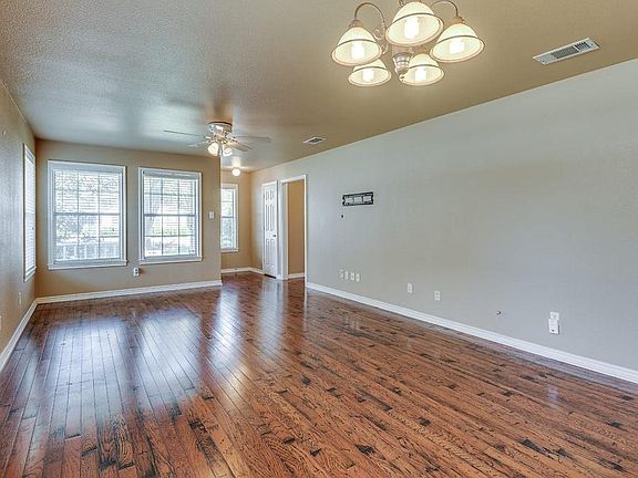 4th image of 502 E Avenue F